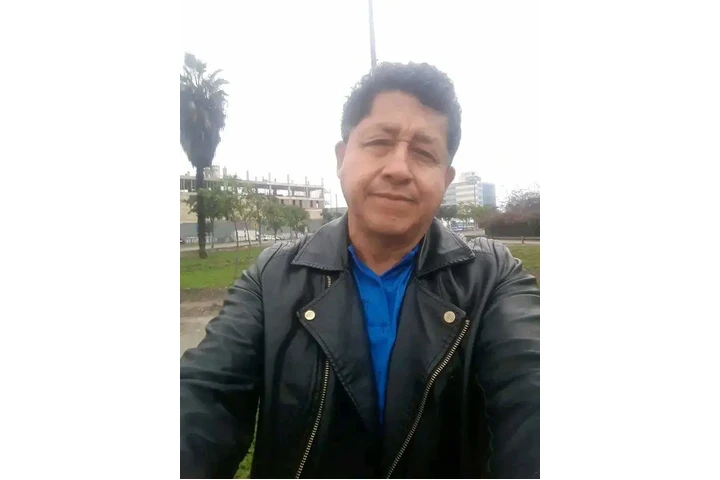 Caballero alto y maduro image 1