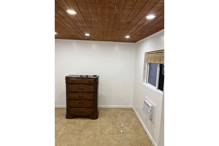 $800 : Cuarto en Panorama City image 1
