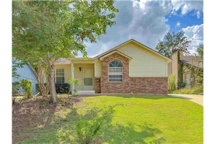 $800 : Rental property with 2 bedro image 1