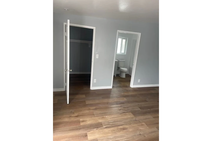 $1350 : Se renta recamara. PARKING! image 2