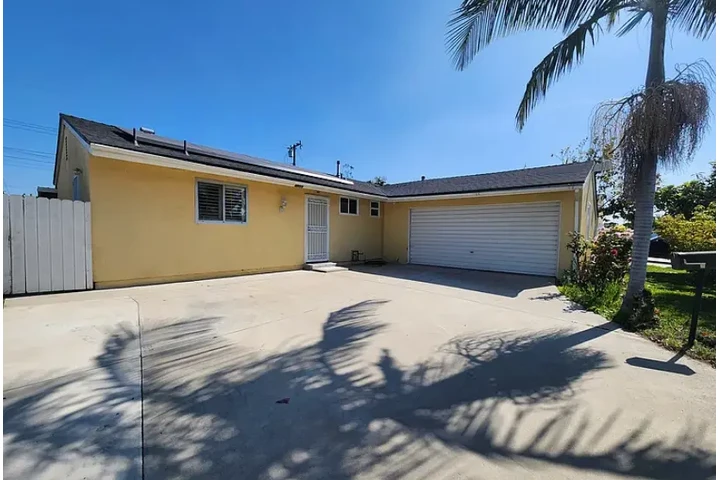 $2390 : Fully upgraded 3 bedroom 2 br image 1