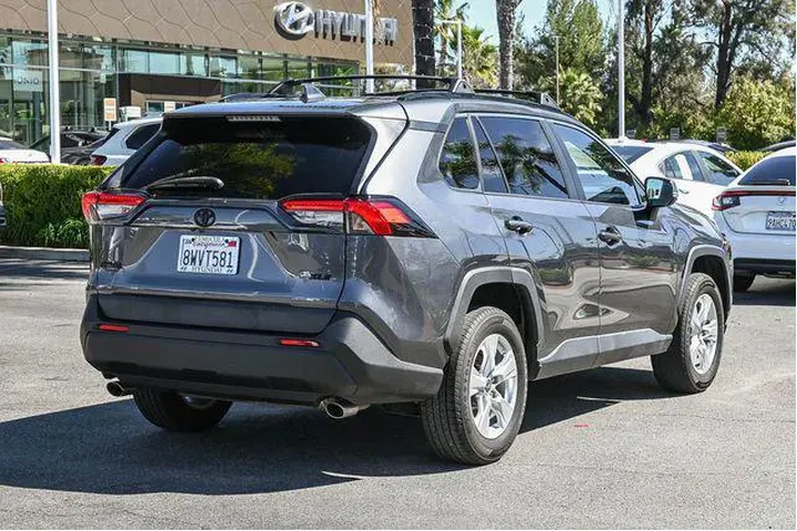 $23845 : Toyota RAV4 2021 XLE 4dr SUV image 4