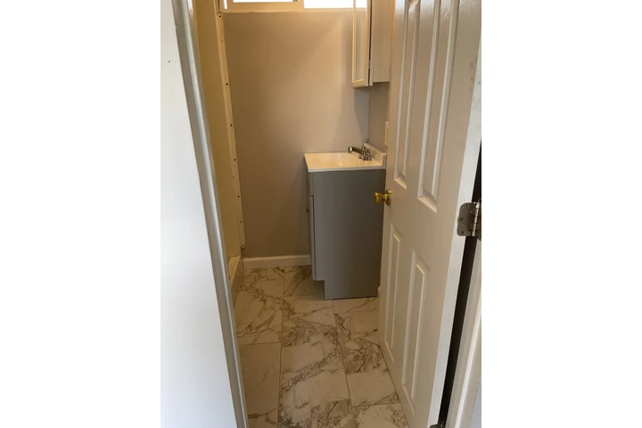 $1000 : Cuarto de renta image 1