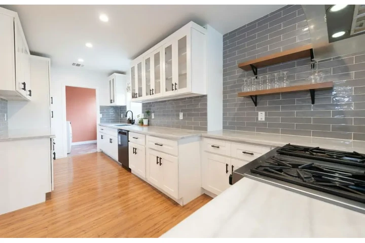$2400 : 3 Bed 2 Bath House in Gardena image 5