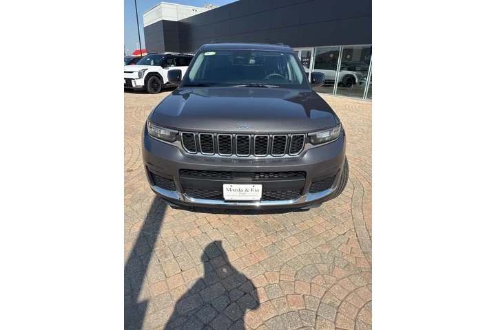 $29798 : 2022 Grand Cherokee L Laredo image 2
