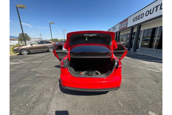 2016 Focus SE image 8