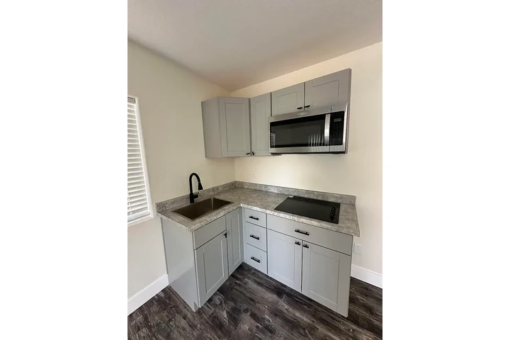 $1100 : Acogedor 1H/1B en Huntington🏡 image 7