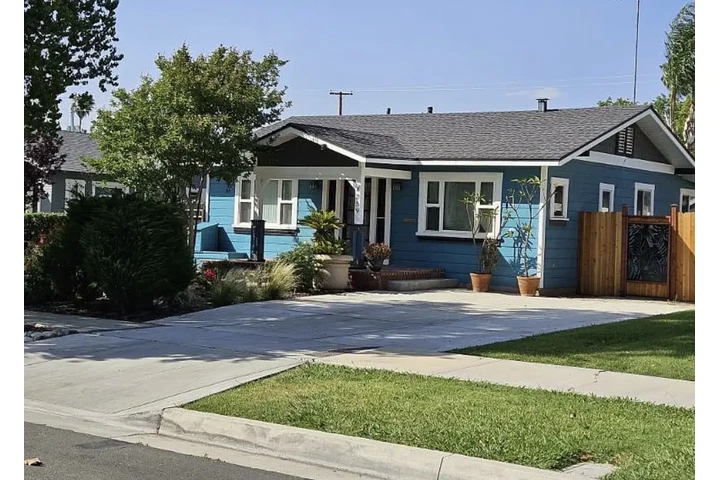 $900 : 2br-1bath Family home image 1