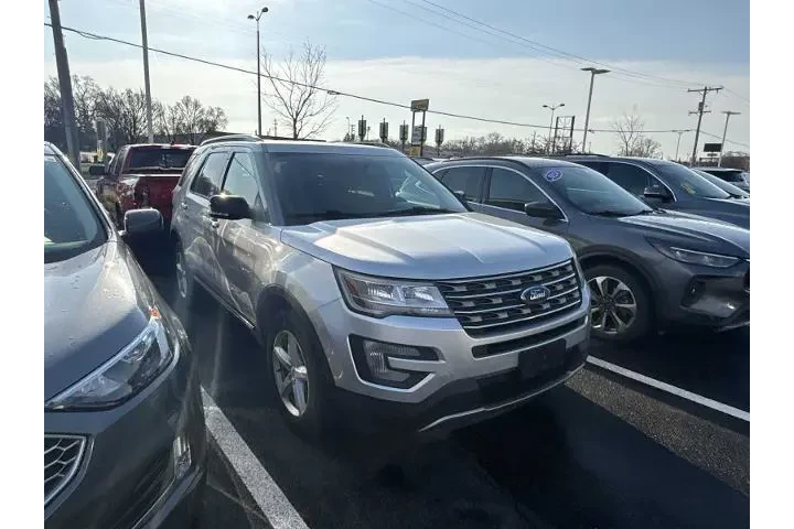 $16887 : Ford Explorer 2017 AWD XLT 4 image 4