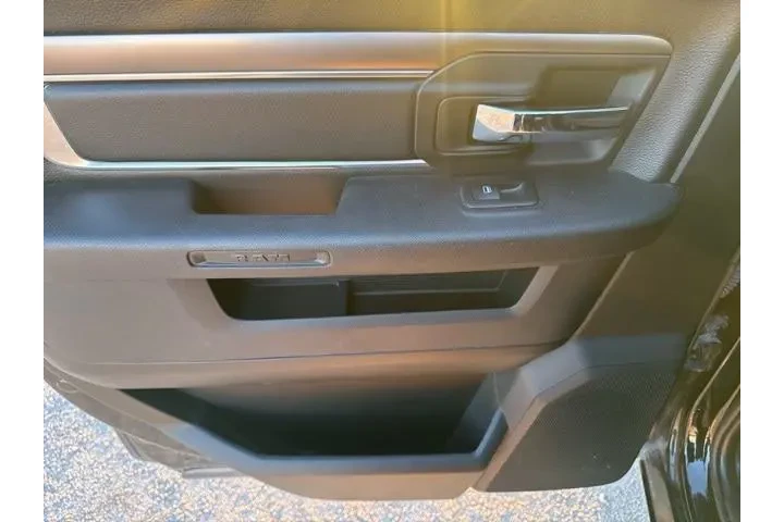 $29700 : Ram 1500 Classic 2024 4x4 SL image 10