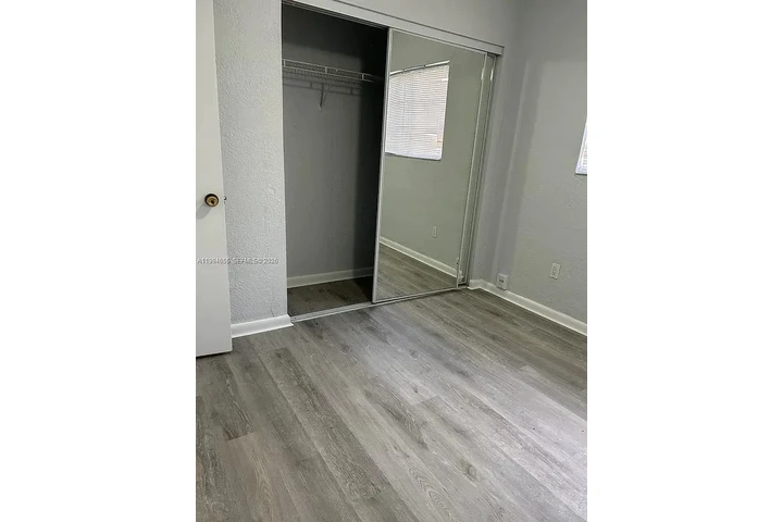 $700 : Home..Miami, FL image 4