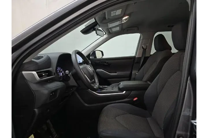 $33889 : Toyota Highlander 2023 L 4dr image 3