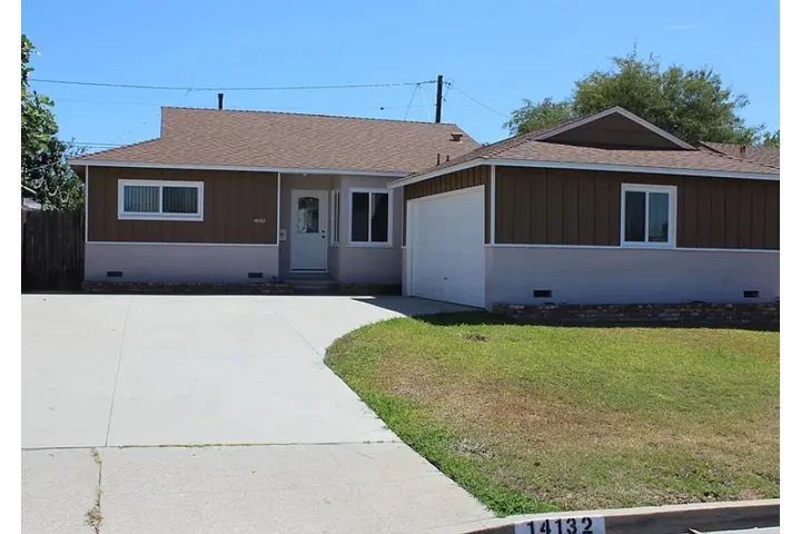 $2120 : 3 BEDROOM HOUSE GARAGE PARKING image 1