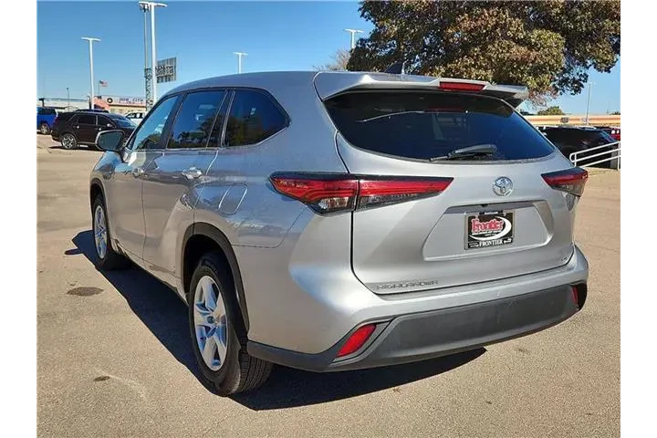 $32995 : Toyota Highlander 2023 LE 4d image 3