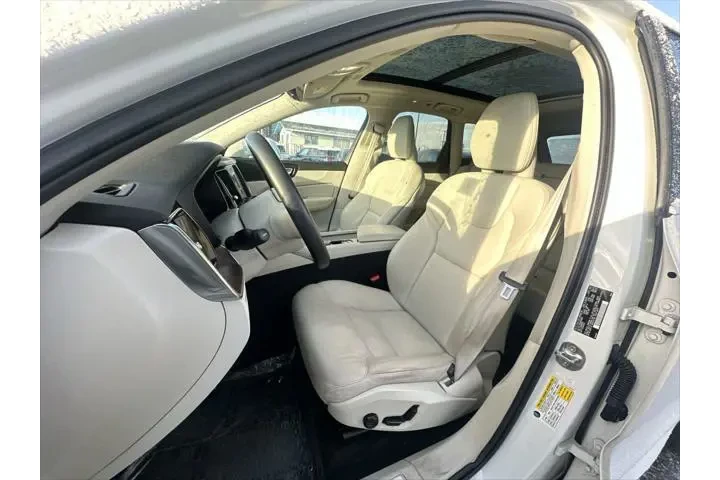 $29999 : Volvo XC60 2022 AWD B5 Momen image 2