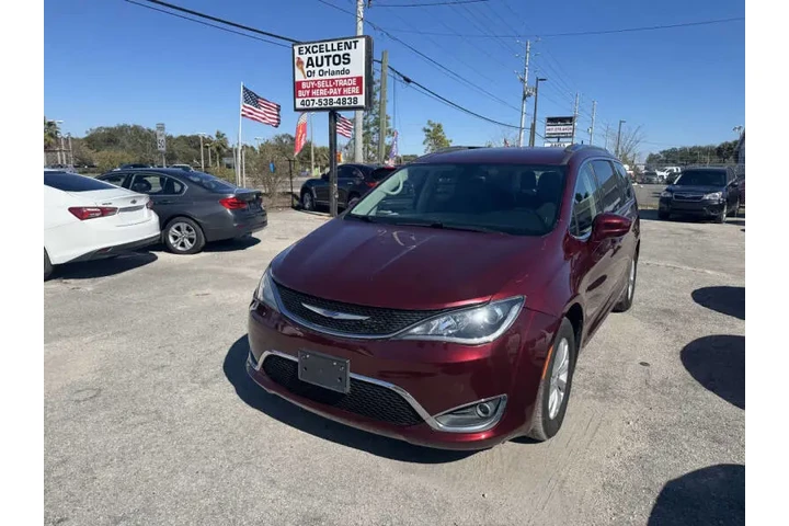 $10997 : 2019 Pacifica Touring L image 1