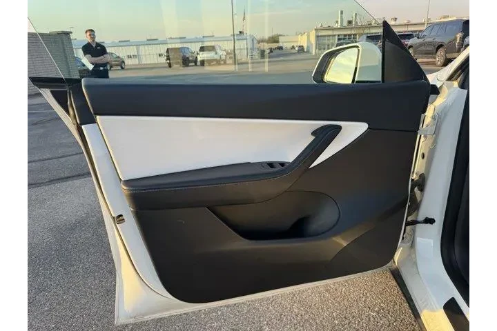 $29982 : Tesla Model Y 2022 AWD Long image 9