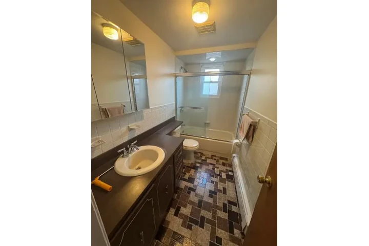 $1000 : Fully Renovated 1-Bedroom Apar image 2