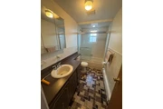 $1000 : Fully Renovated 1-Bedroom Apar thumbnail