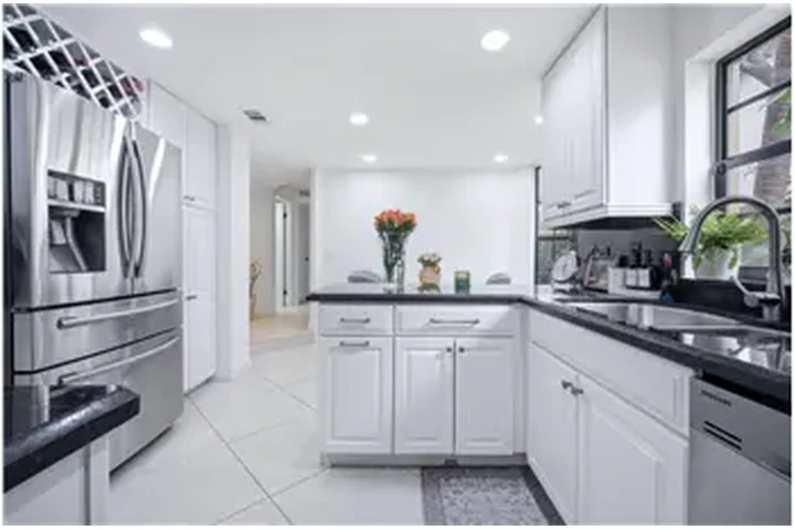 $5000 : Rental property with 4 bedro image 2