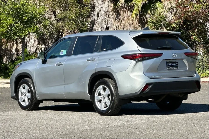 $29998 : Toyota Highlander 2023 L 4dr image 5