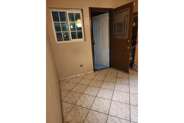 $1400 : Cuarto en Huntongton Park image 3