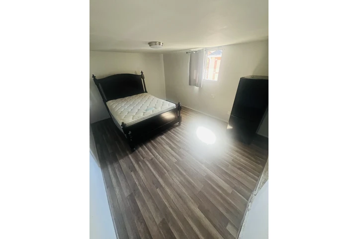 $950 : Se Renta un Cuarto image 2