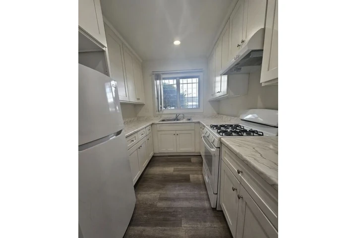 $1965 : 2 Bed Apt In N Kenmore Ave, LA image 3