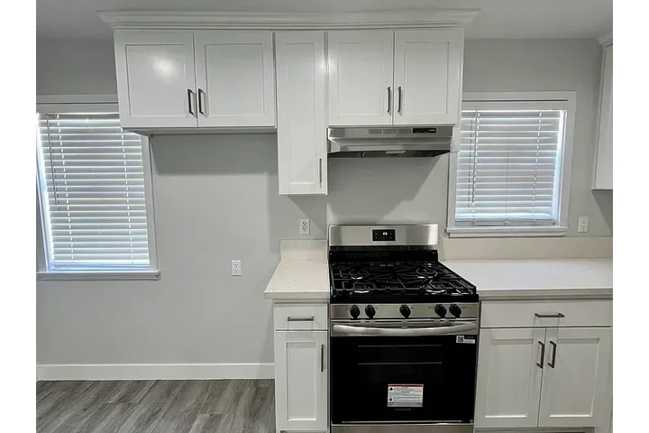 $1050 : One bedroom room decent apartm image 7