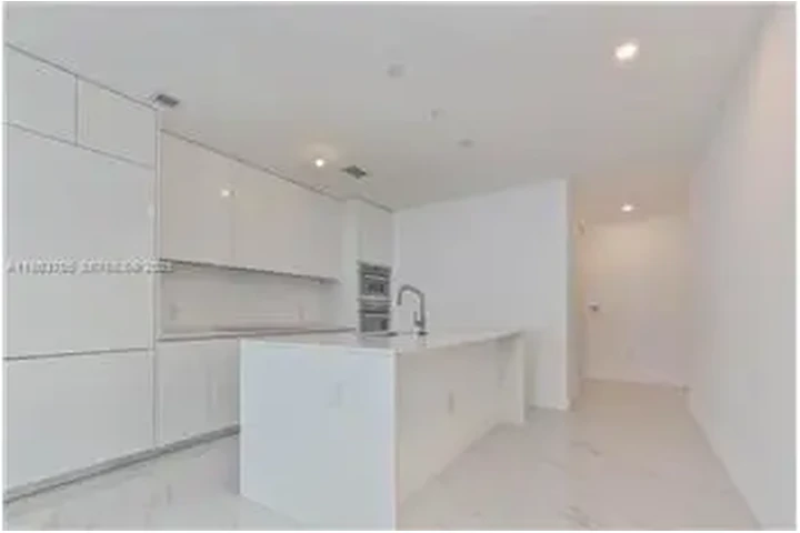 $10000 : Rental property with 3 bedro image 8