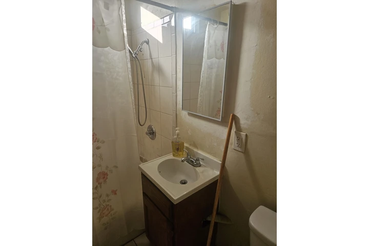 $1 : Rento cuarto grande image 4