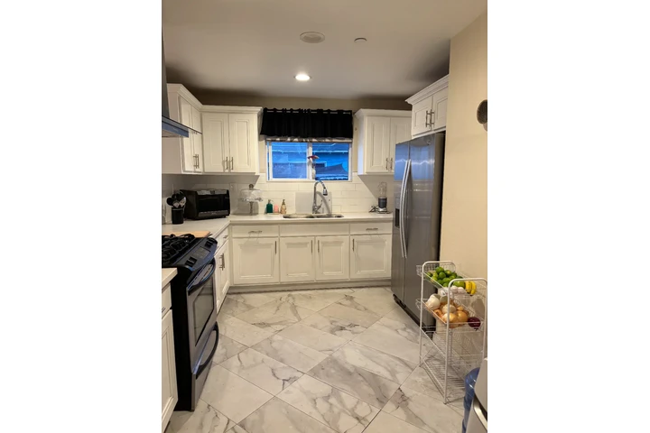 $800 : Cuarto en casa grande Carson image 1