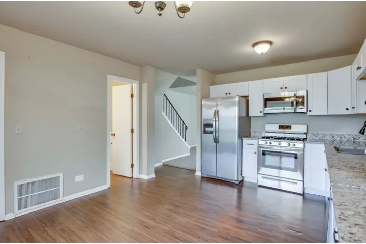 $980 : Fantastic 3 bedroom 1.1 bath d image 6