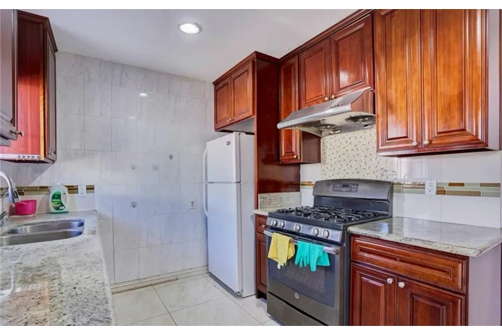 $2490 : 3 Bed 2 Bath In W Pico Blvd LA image 7