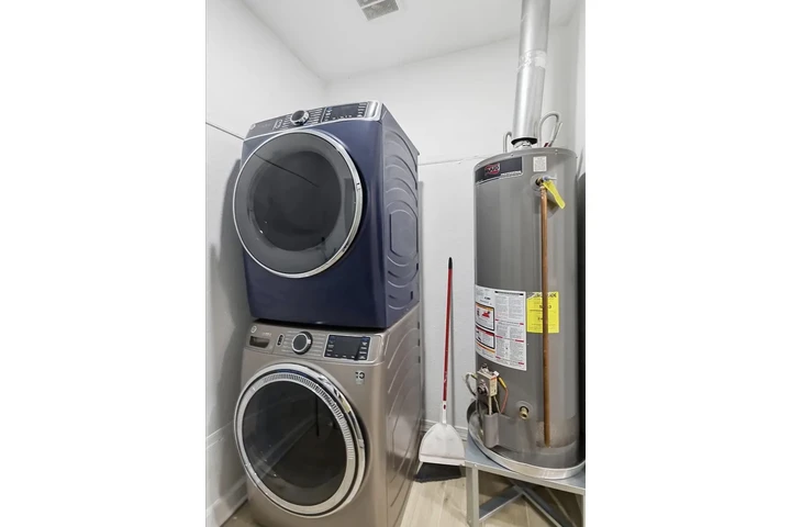 $700 : 2BA charming updated home image 3