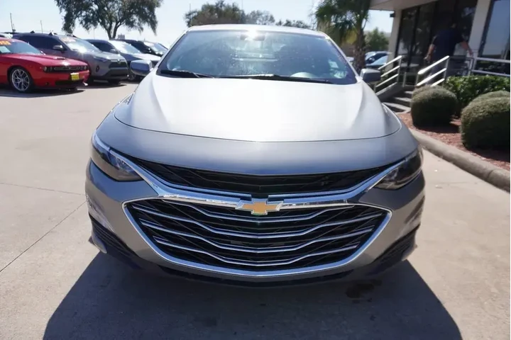 $19488 : Chevrolet Malibu 2024 LT 4dr image 2