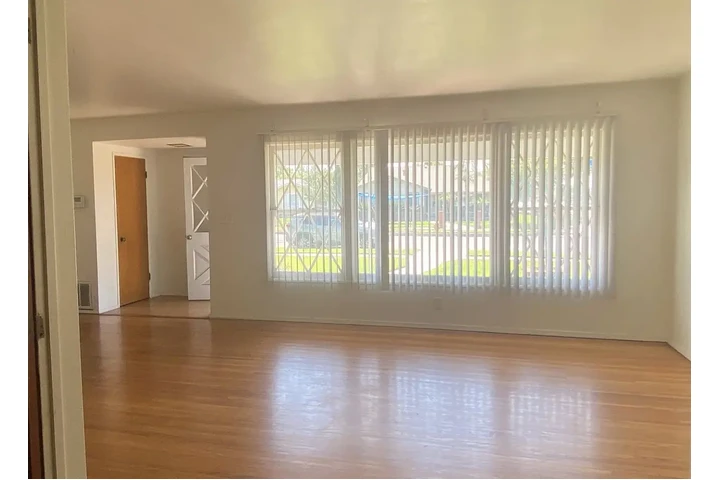 $1200 : Hard Wood Flooring Home image 4