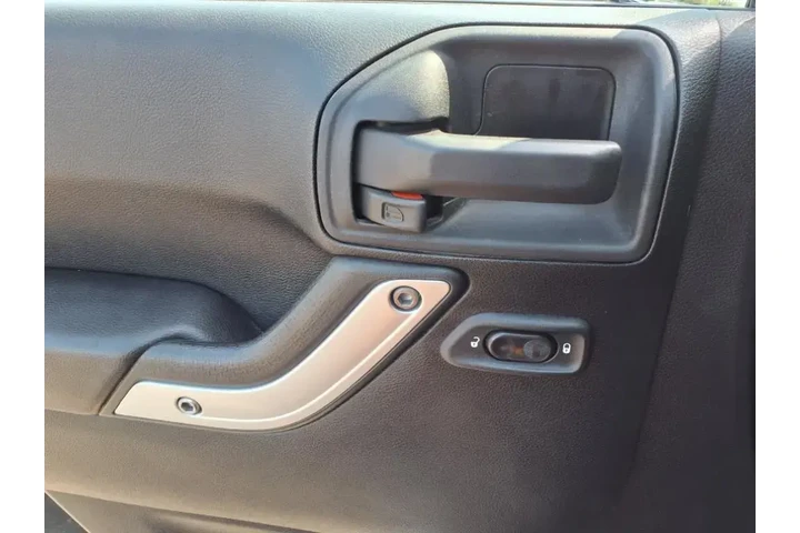 $16900 : Jeep Wrangler Unlimited 2014 image 4