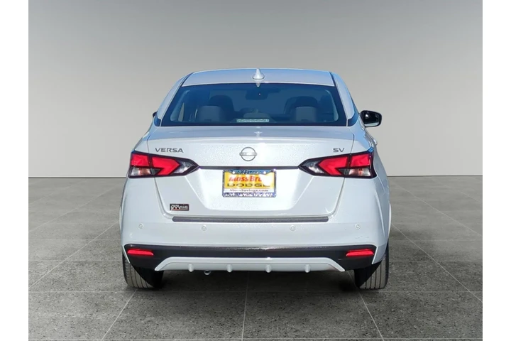 $19900 : Nissan Versa 2023 SV 4dr Sed image 4