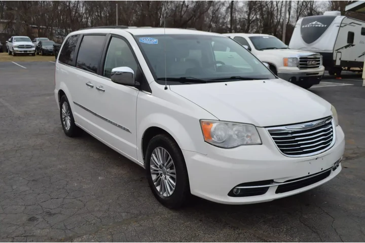 $9995 : 2013 CHRYSLER TOWN & COUNTRY image 9
