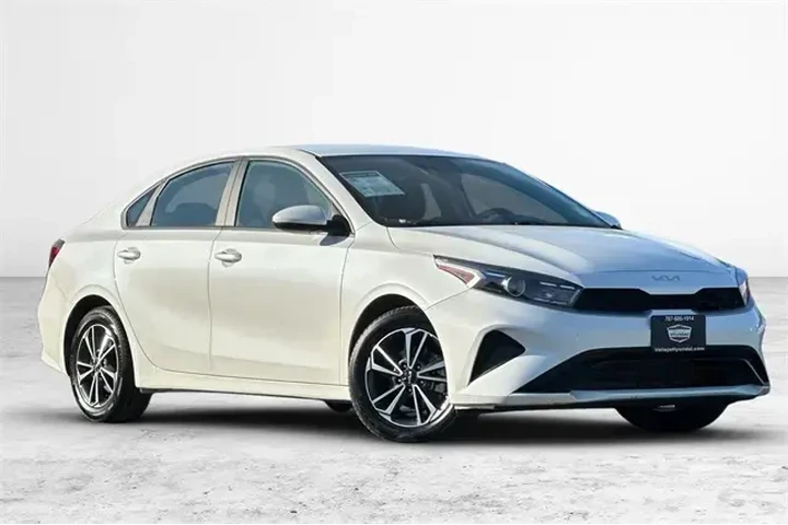 $15999 : Kia Forte 2023 LXS 4dr Sedan image 2
