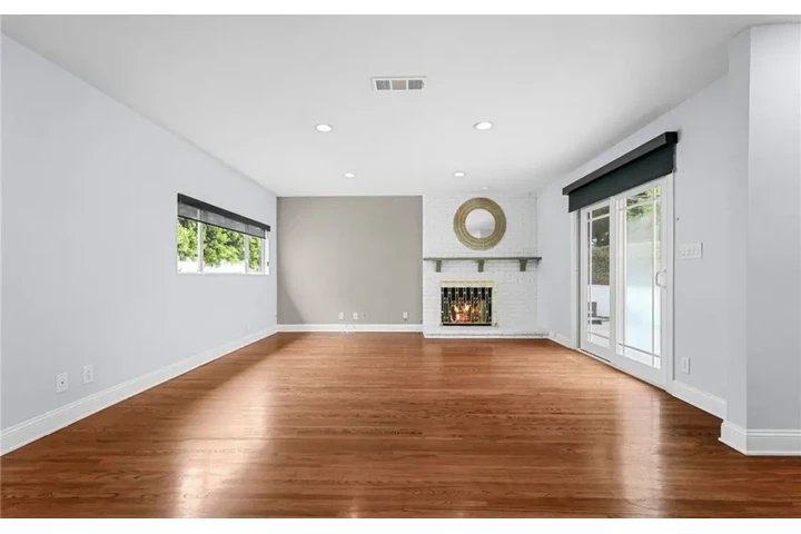 $2375 : 3Bed 2Bath Home in Los Angele image 2