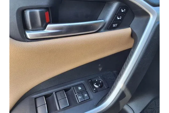 $21791 : Toyota RAV4 2020 Limited 4dr image 10