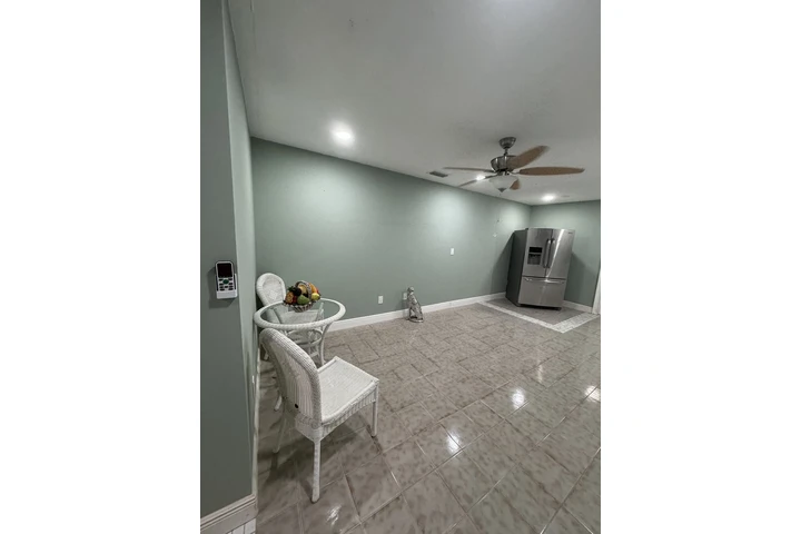 $1800 : Espacioso efficiency image 8