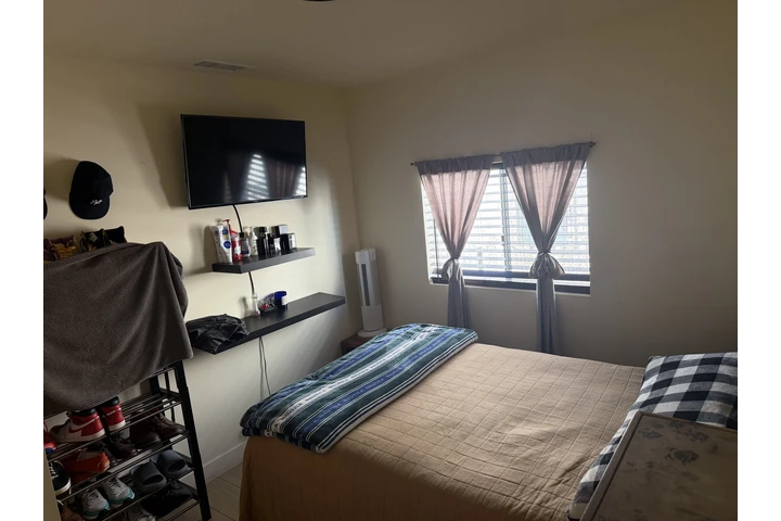 $1000 : Se renta cuarto en casa famili image 1