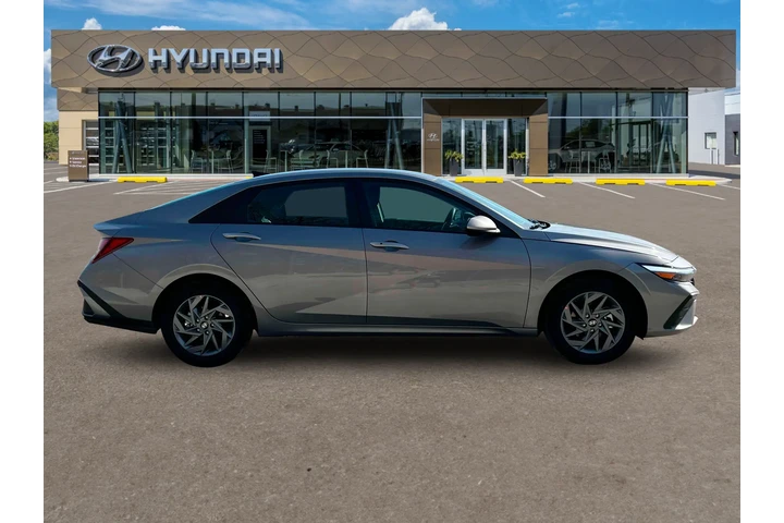 $21277 : Hyundai ELANTRA 2024 SEL 4dr image 9