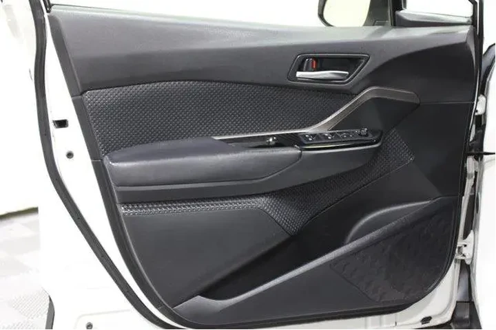 $17989 : Toyota C-HR 2019 XLE 4dr Cro image 6