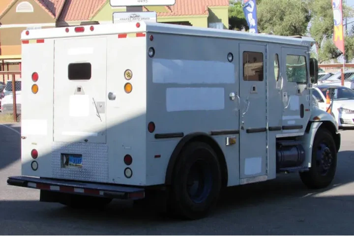 $15995 : 2006 International DuraStar 4 image 8