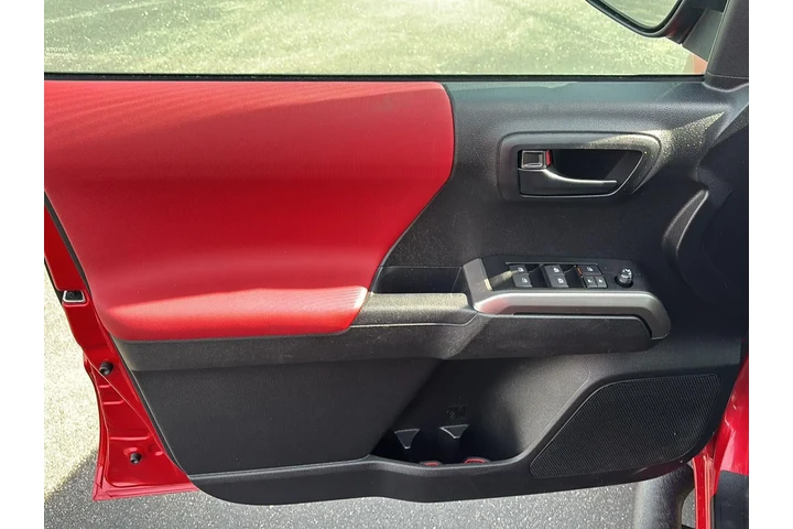 $38111 : Gold Certified 2023 Tacoma SR image 6