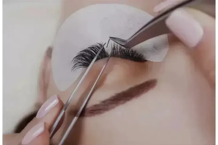 BUSCAMOS MANICURISTAS EN LA. image 2